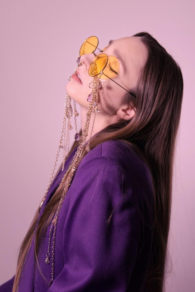Elthia Releases New Video “i love you, but you make me cry”