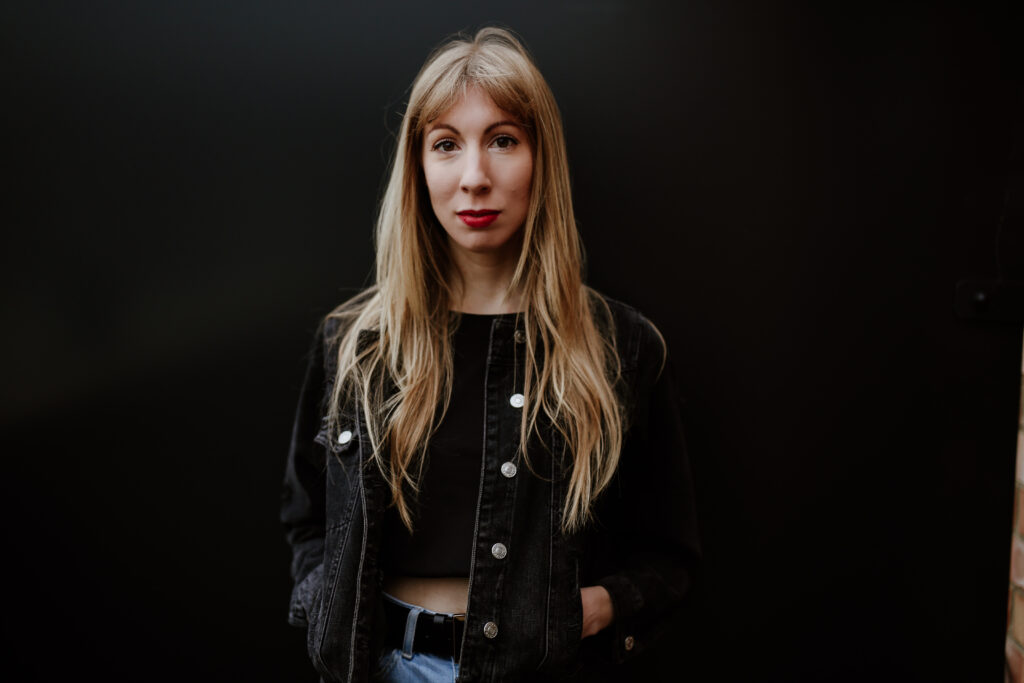 Beth Keeping Shares “I’m not looking for a friend”