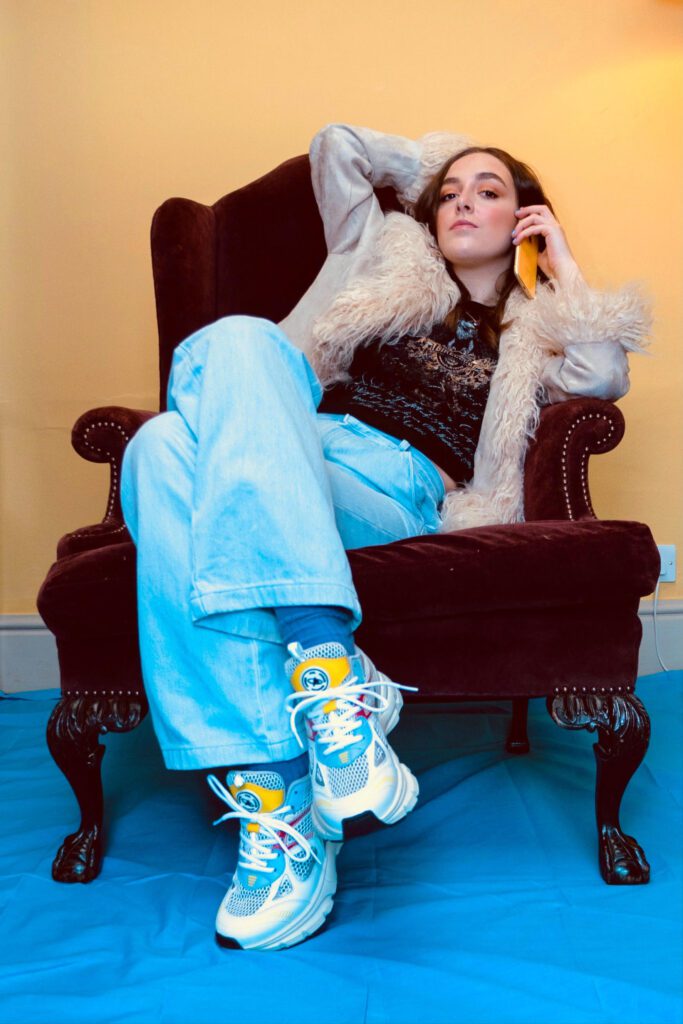 Flo Gallop has just dropped her brand new single “Sorry for you, mate”