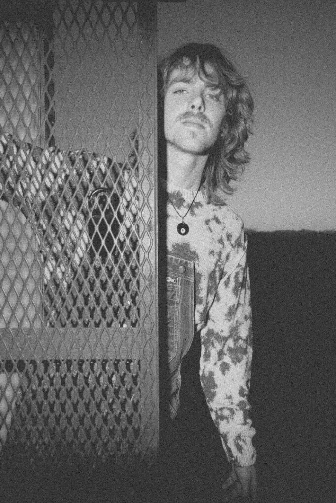 SOUTHERN ALT ROCKER WILLY COBB DROPS DEBUT SINGLE“CIGARETTE SMELL”&nbsp;