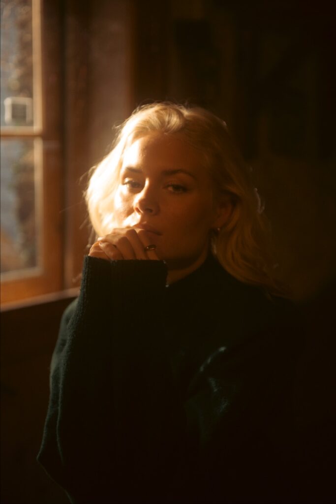 NINA NESBITT RELEASES DEEPLY PERSONAL NEW TRACK AND MUSIC VIDEO FOR “ANGER”
