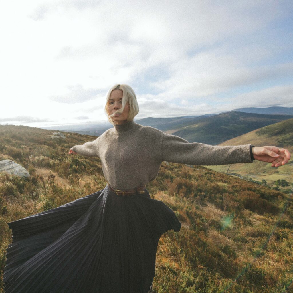 NINA NESBITT CELEBRATES BURNS NIGHT BY SHARING HER TAKE ON THE SCOTTISH CLASSIC ‘CALEDONIA’