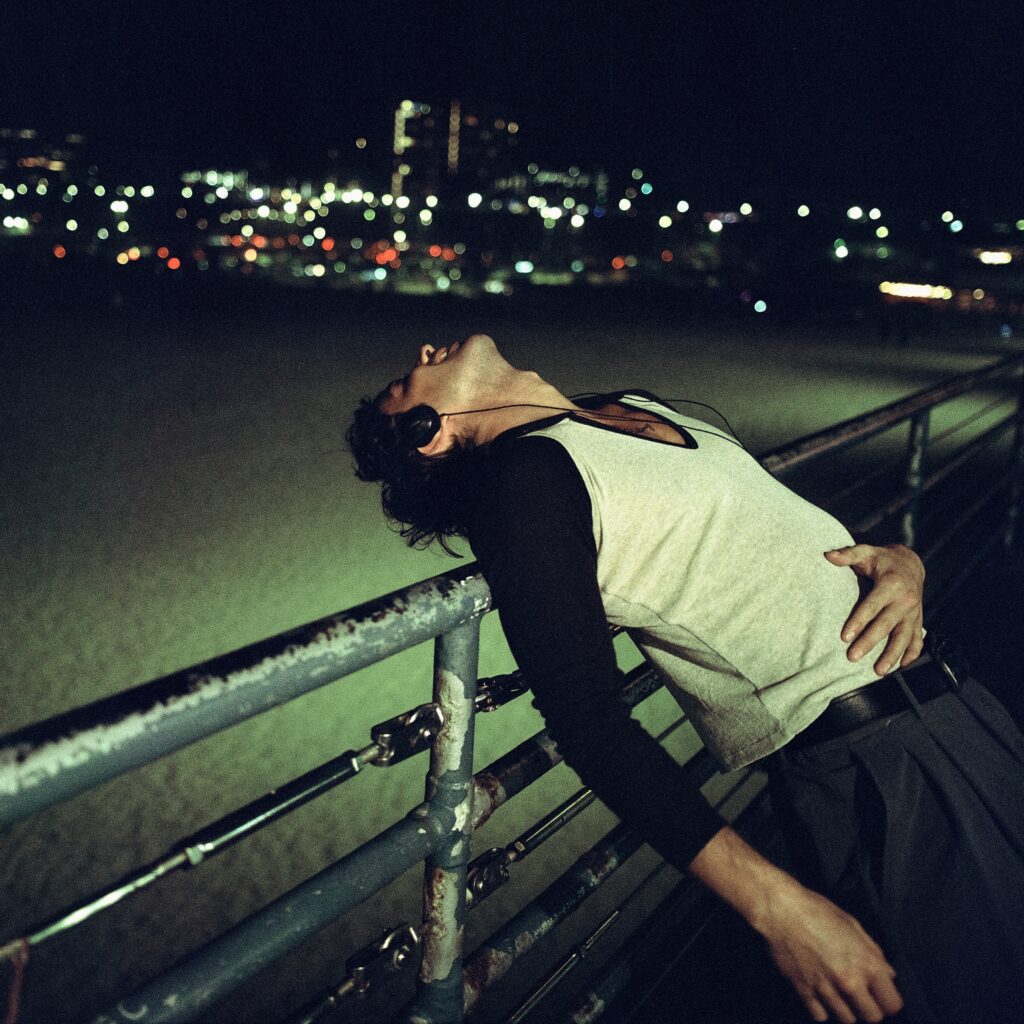 DANIEL SEAVEY RETURNS WITH NEW SINGLE “TIME TO TIME (ANNIE)”