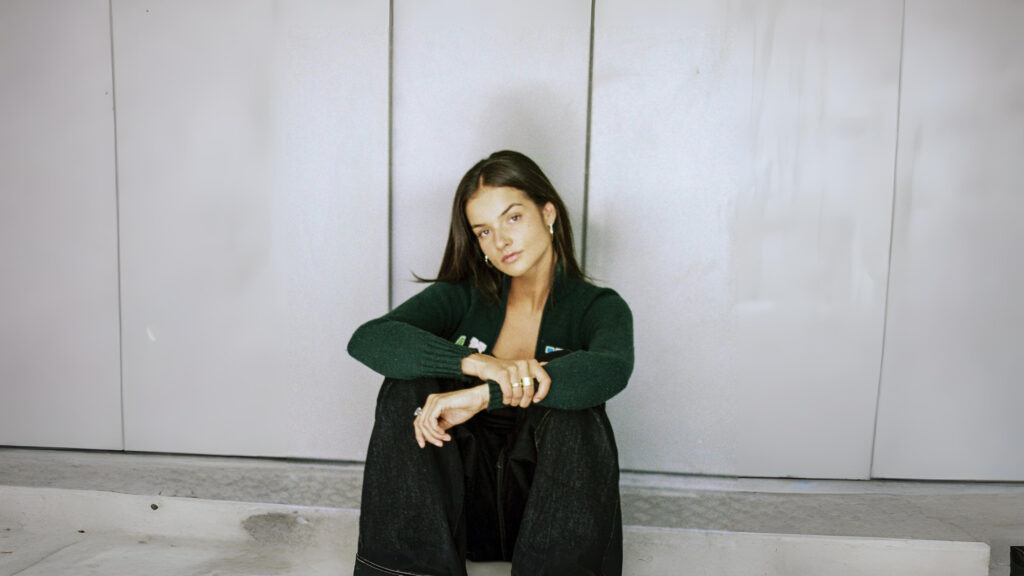 JESS BALL EXPLORES BREAKING THE CIRCLE OF A FADING RELATIONSHIP WITH THE NEW SINGLE ‘ROUNDABOUTS’