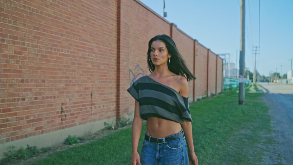 JESS BALL SHARES THE OFFICIAL VIDEO FOR THE NEW SINGLE ‘ROUNDABOUTS’