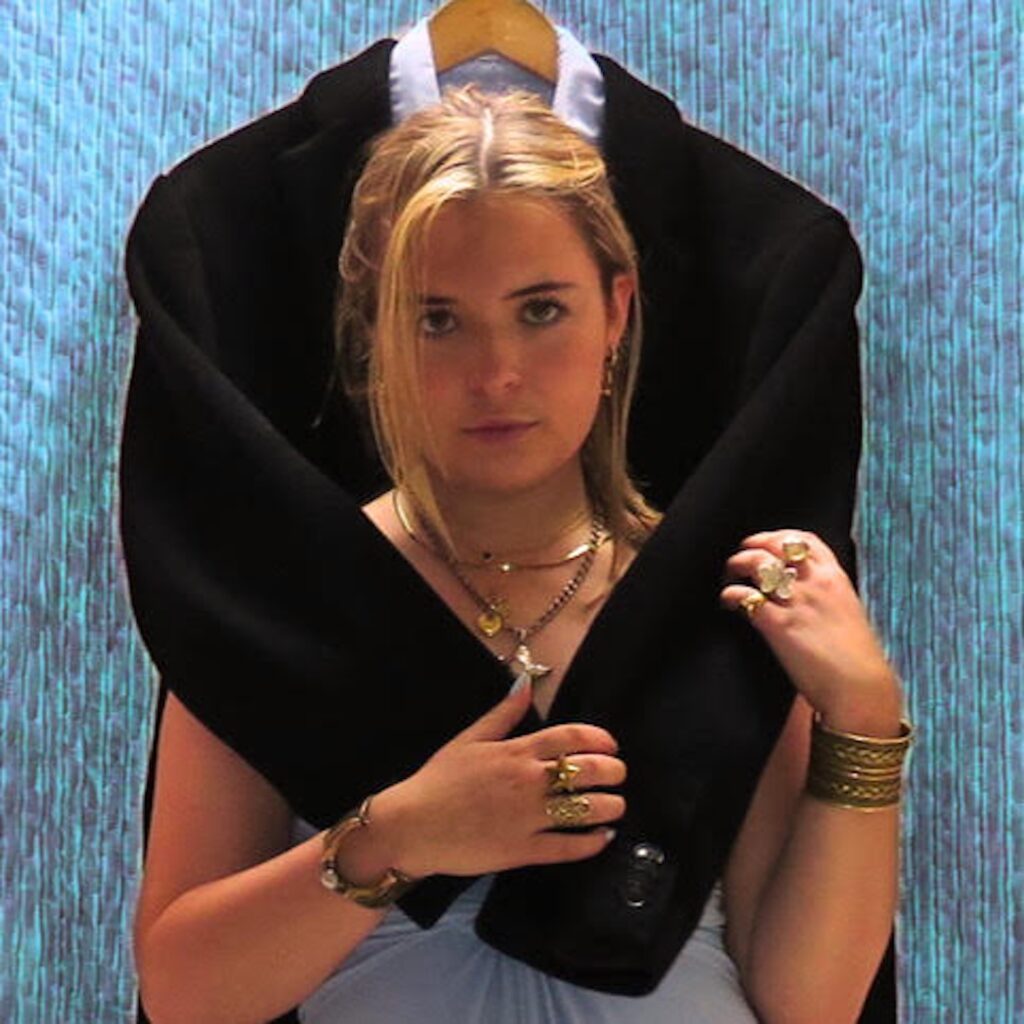 RISING SINGER-SONGWRITER BELLA CUTTS SHARES HER SECOND SINGLE ‘CURIOUS’