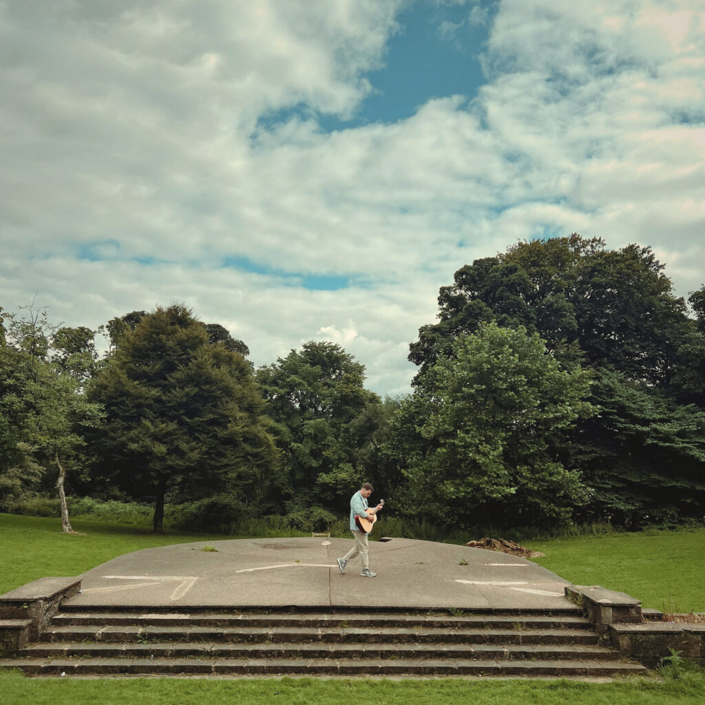 THE STORYTELLING SONGWRITER JAMIE RAFFERTY SHARES HIS DEBUT SINGLE ‘BACK AT 25’