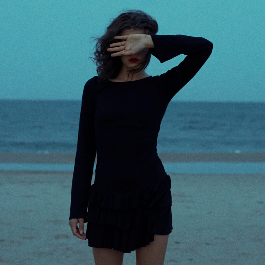 SARAH SMITH REVEALS NEW SINGLE “POINT OF NO RETURN”