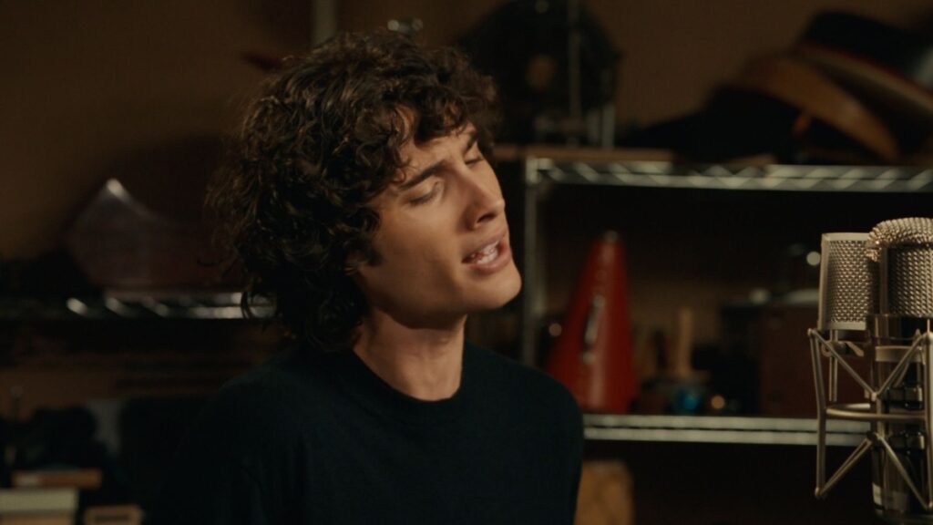 SOMBR SHARES STRIPPED DOWN LIVE PERFORMANCE VIDEO FOR GLOBAL HIT “HOMEWRECKER”